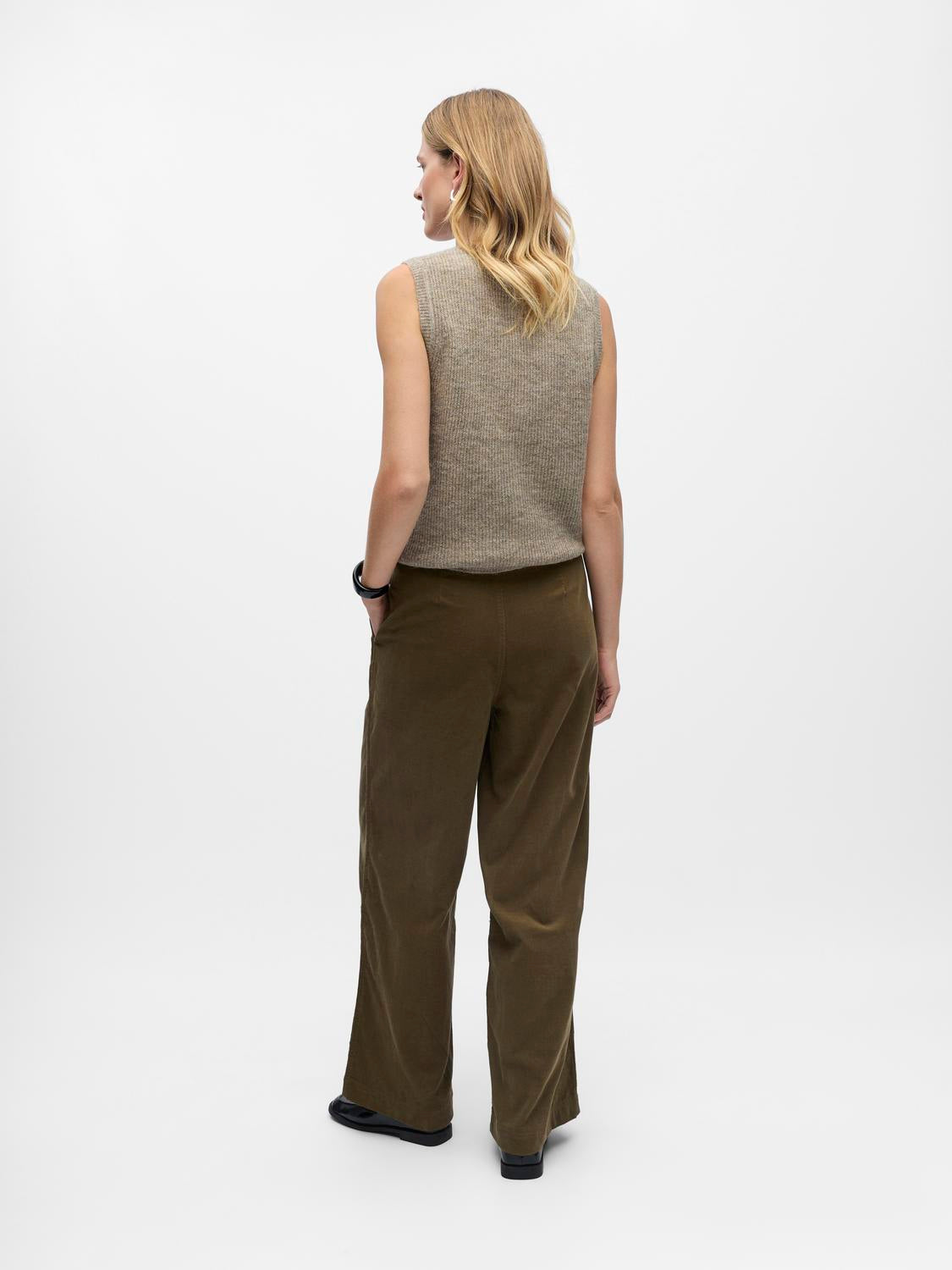 model_shot-back